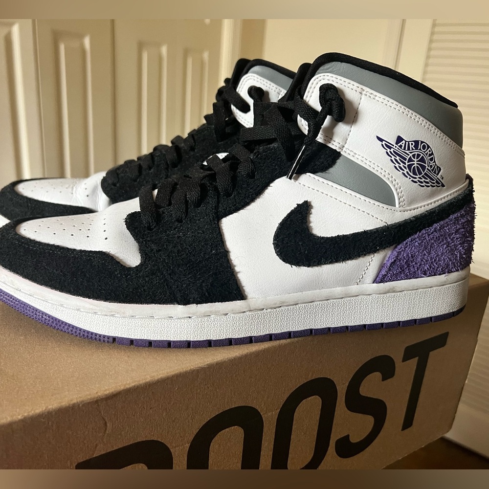 Jordan Mid 1 size 11.5 mens black and purple